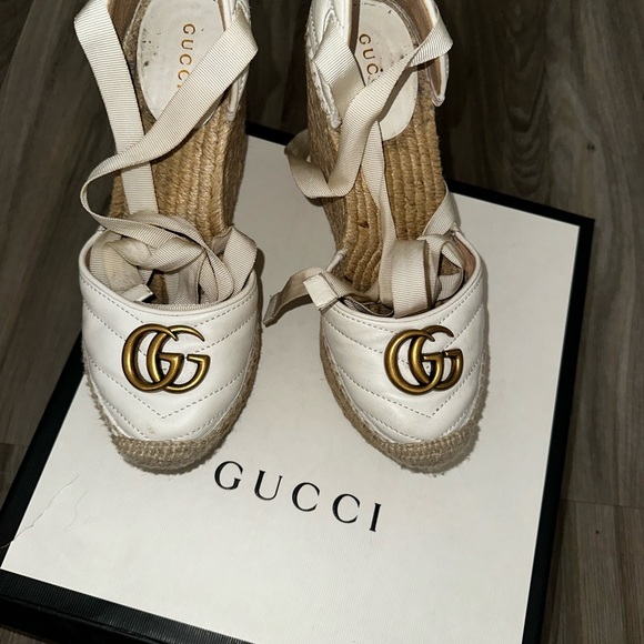 Gucci Women's Cream Espadrille Shoes with Gold Logo - Picture 1 of 3
